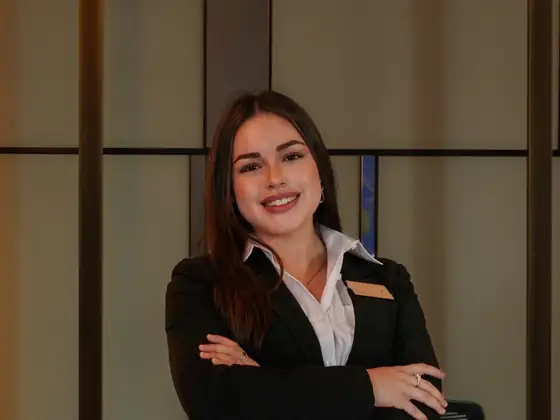 Conserje en la recepción de un edificio