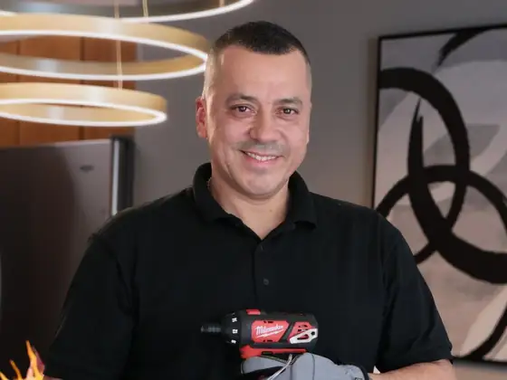 Técnico de mantenimiento con su herramienta